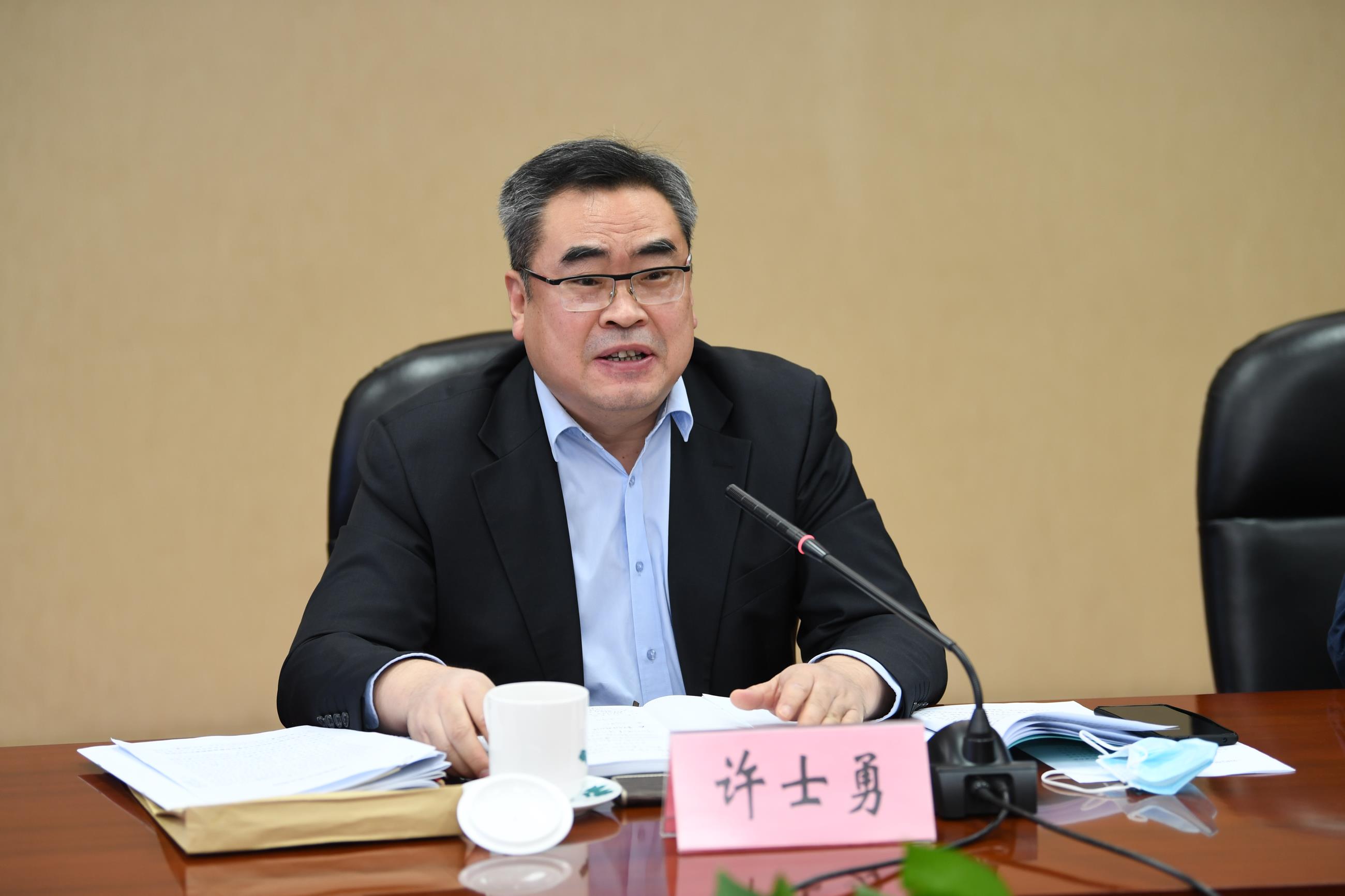 召开示范单位和能效领跑者及垃圾分类汇报会，许士勇组长作点评讲话.jpg